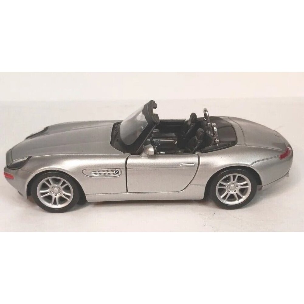 Maisto 2000-2003 BMW Z8 Diecast Car 1:24 Scale Hood Doors Open Silver